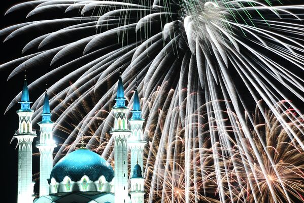 8月30日、ロシアのタタルスタン共和国首都カザンで、建都1015周年を記念して打ち上げられた花火 - Sputnik 日本