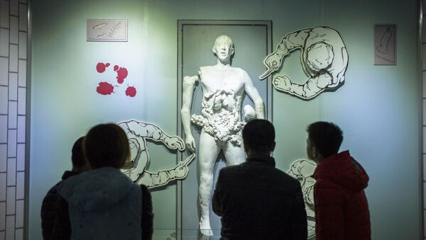 中国のハルビンにある731部隊博物館で人体実験に関する展示を見ている訪問者たち - Sputnik 日本