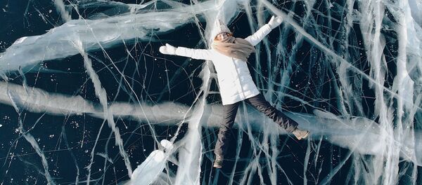 凍結したバイカル湖の上に横たわる女性 - Sputnik 日本