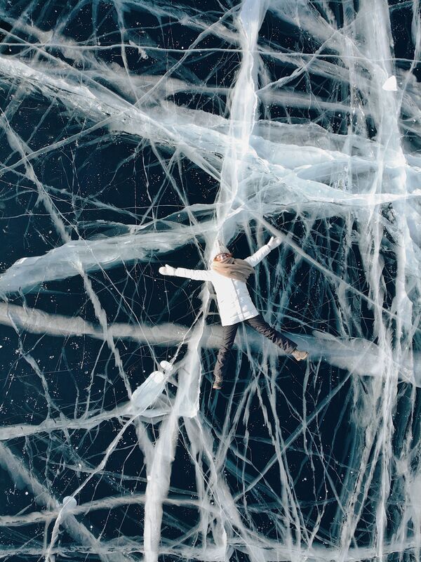 凍結したバイカル湖の上に横たわる女性 - Sputnik 日本