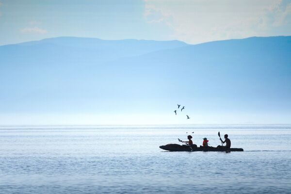 カヤックでバイカル湖を遊覧する観光客 - Sputnik 日本