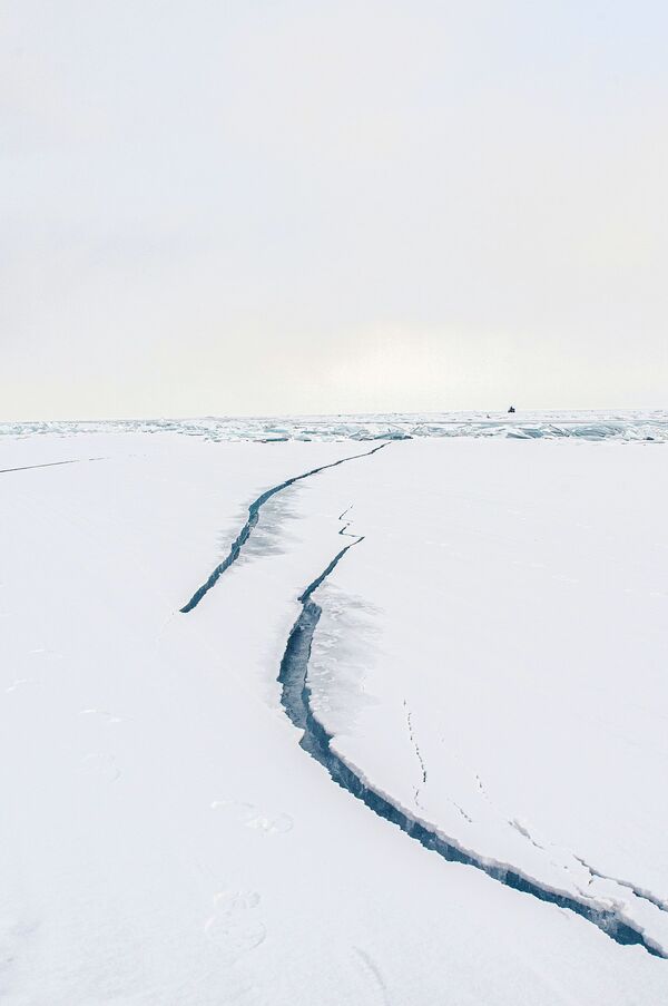 バイカル湖の氷の亀裂 - Sputnik 日本