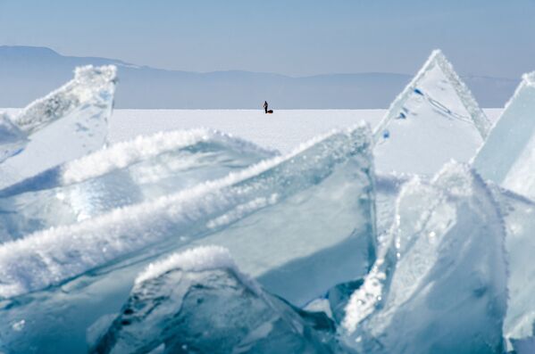 凍結したバイカル湖の上を歩く人 - Sputnik 日本