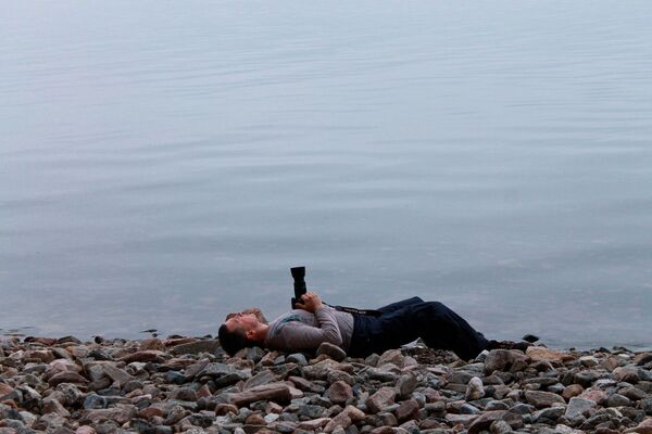 湖畔に寝そべるカメラマン - Sputnik 日本