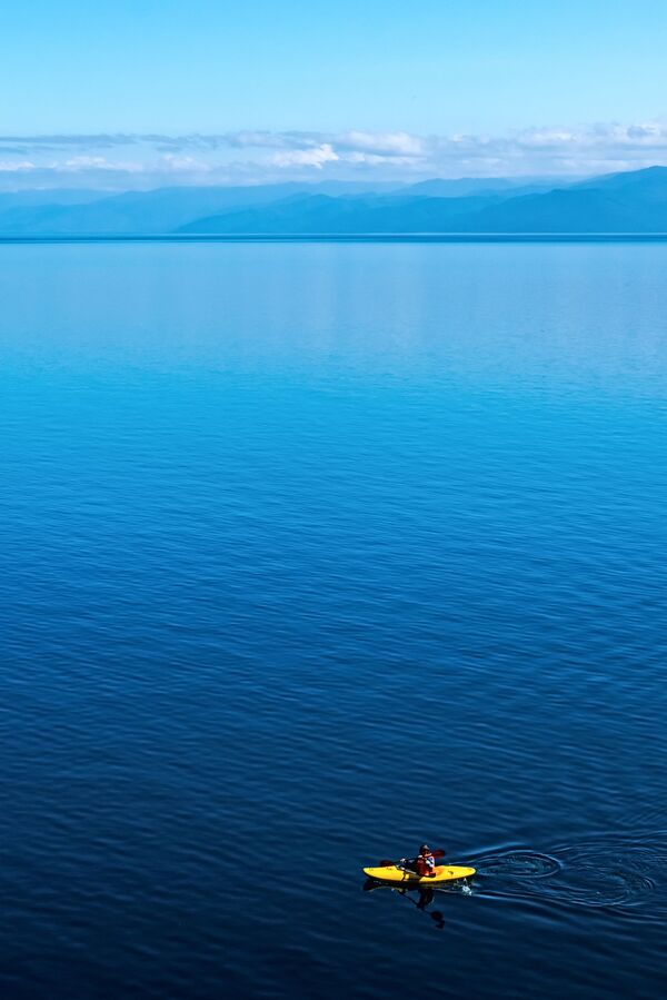バイカル湖でカヌーを漕ぐ人 - Sputnik 日本