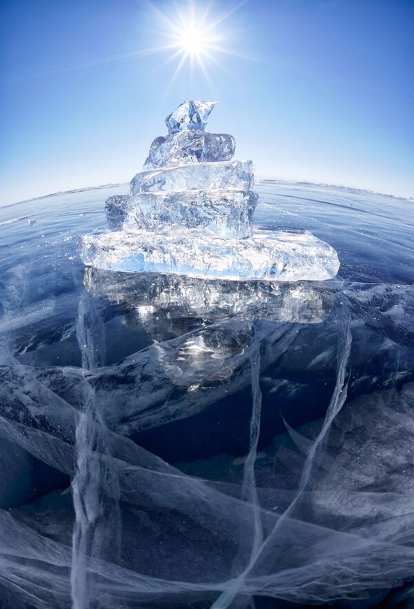 凍結したバイカル湖の上につくられた氷のピラミッド - Sputnik 日本