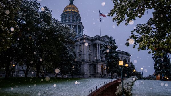 9月8日、コロラド州の州都デンバーにあるコロラド州会議事堂前で観測された雪 - Sputnik 日本