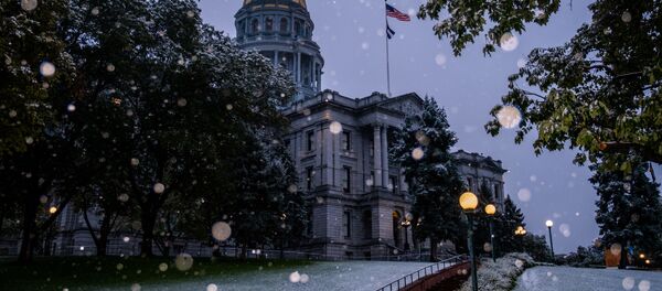 9月8日、コロラド州の州都デンバーにあるコロラド州会議事堂前で観測された雪 - Sputnik 日本