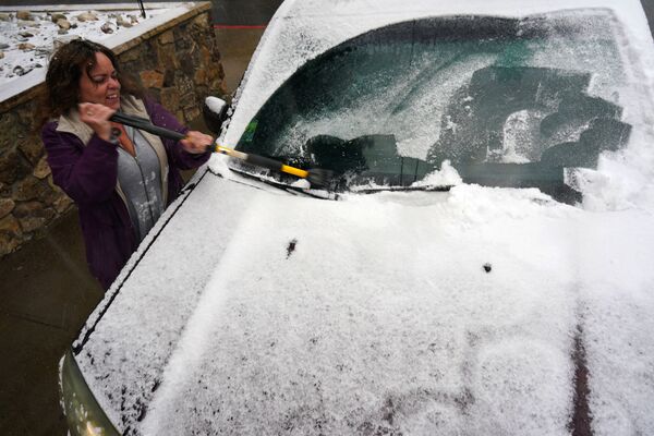 9月8日、コロラド州ジョージタウンで車に積もった雪を下ろす住民 - Sputnik 日本