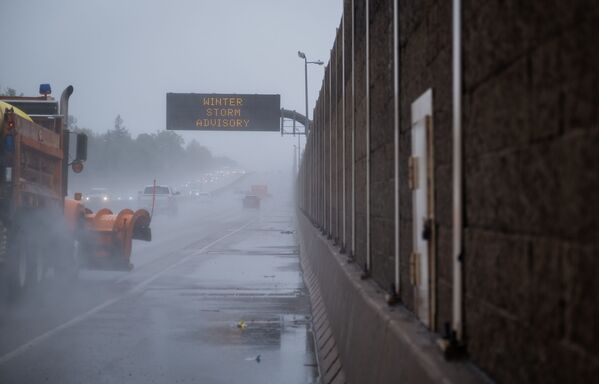9月8日、米コロラド州の州都デンバーの高速道路を走行する除雪車 - Sputnik 日本