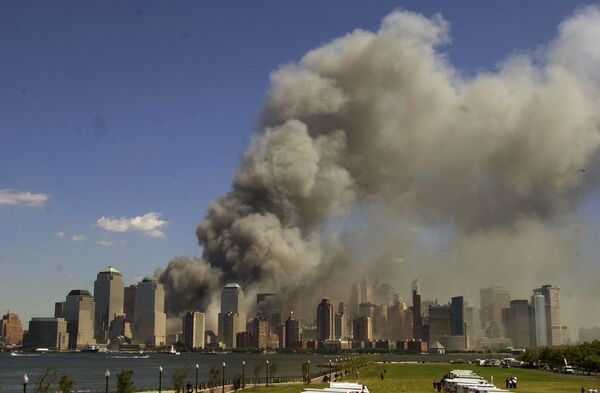 2001年9月11日、ニュージャージー州のリバティ州立公園から撮影された、煙を上げて燃える世界貿易センタービル - Sputnik 日本