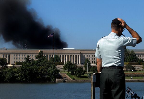 2001年9月11日、 ハイジャックされた旅客機が突っ込み、黒煙を上げて燃える国防総省（ペンタゴン）を見つめる職員 - Sputnik 日本