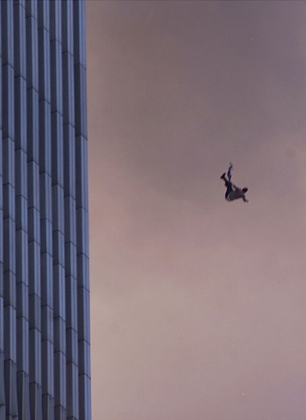  2001年9月11日、ハイジャックされた旅客機が突っ込んた世界貿易センタービルから飛び降りる男性 - Sputnik 日本