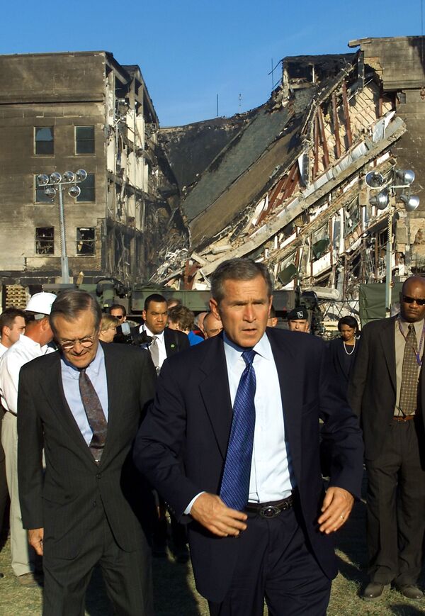 2001年9月12日、国防総省（ペンタゴン）の旅客機墜落現場に視察へ訪れたブッシュ大統領（当時） - Sputnik 日本