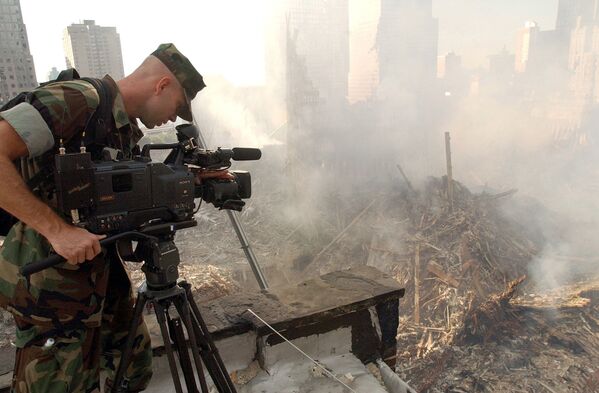 2001年9月16日、世界貿易センタービルの崩壊現場を撮影する米海軍のビデオグラファー - Sputnik 日本