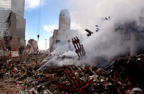 2001年9月11日、世界貿易センタービルの崩壊現場で行われた消火活動 - Sputnik 日本