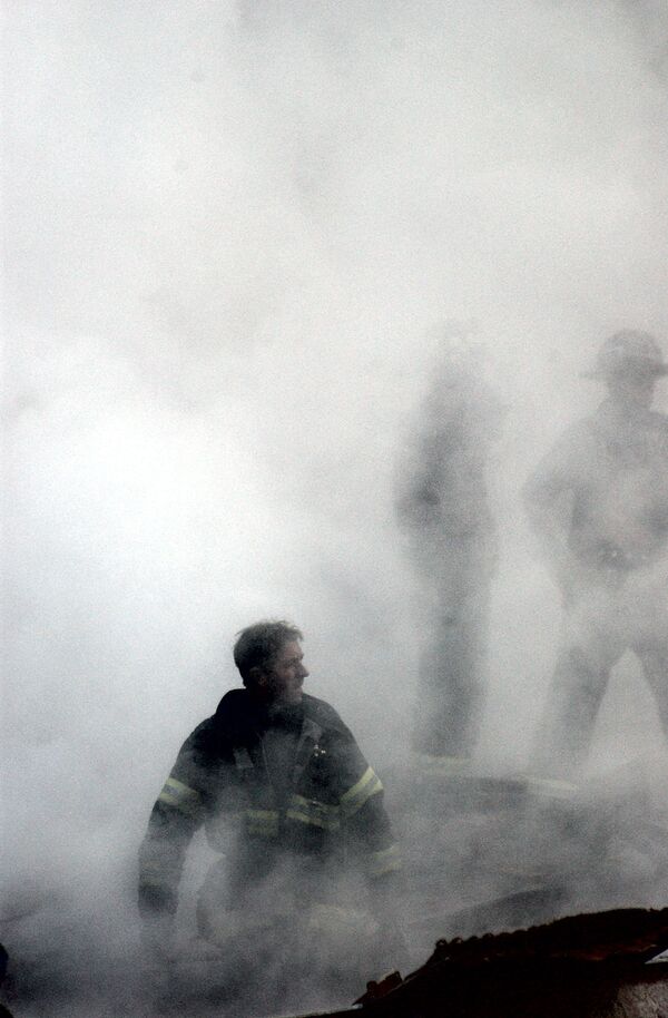 2001年9月14日、世界貿易センタービルの崩壊現場で救助活動にあたる消防士 - Sputnik 日本
