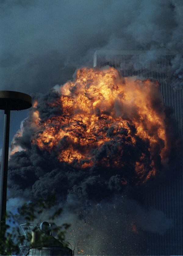 2001年9月11日、2機目（ユナイテッド航空175便）が突っ込み、炎と黒煙に包まれた世界貿易センター南棟 - Sputnik 日本