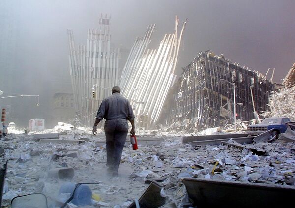 2001年9月17日、世界貿易センタービル崩壊現場で、瓦礫の中を消火器を持って生存者を探す男性 - Sputnik 日本
