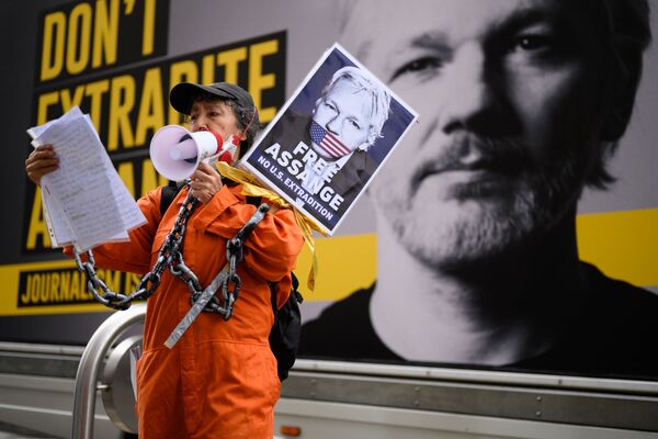 英ロンドンの中央刑事裁判所（オールド・ ベイリー）前でデモを行うウィキリークス創設者ジュリアン・アサンジ氏の支持者 - Sputnik 日本