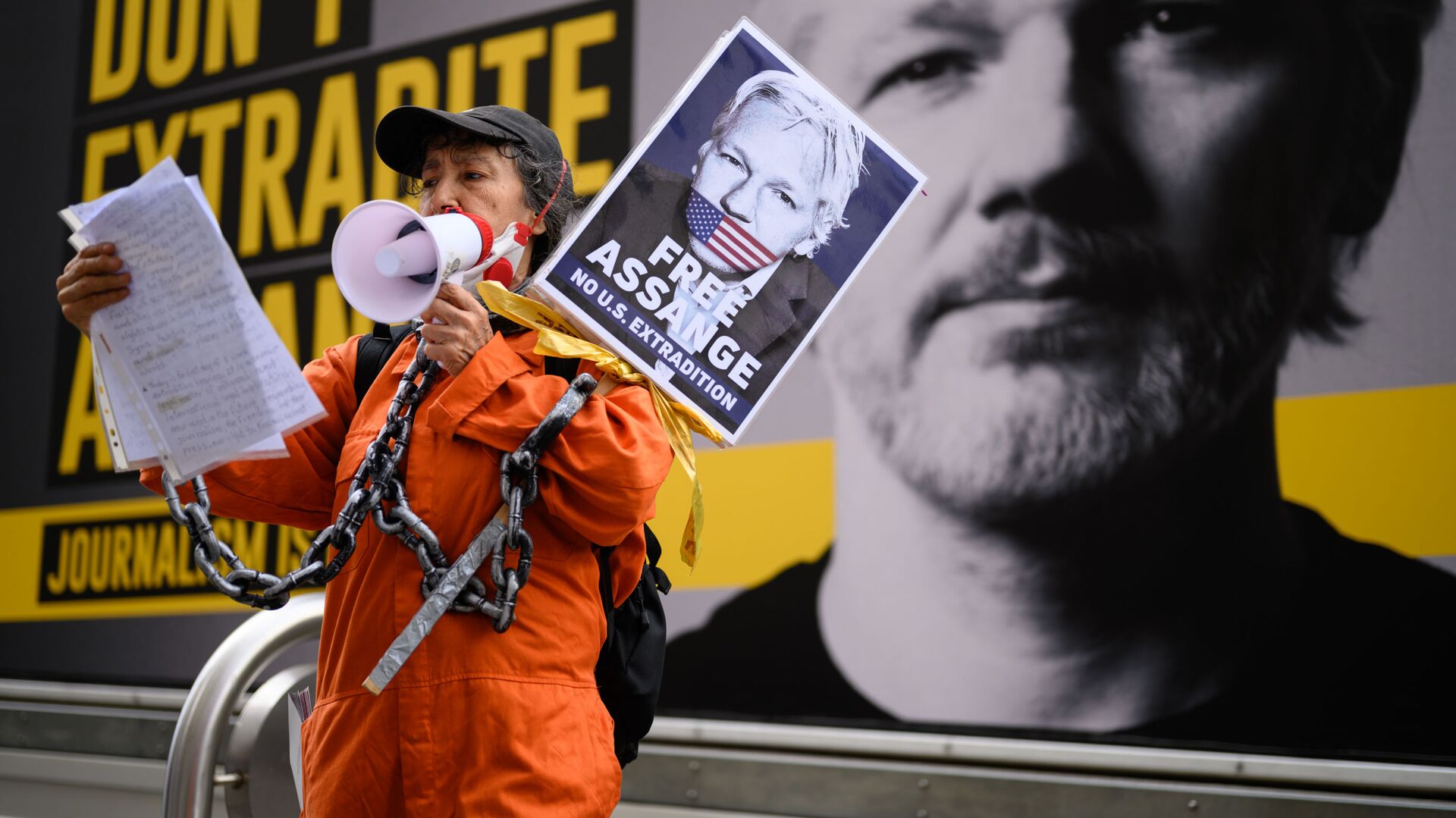 Сторонница Джулиана Ассанжа на митинге против экстрадиции Джулиана Ассанжа в Лондоне, Великобритания - Sputnik 日本, 1920, 27.10.2021