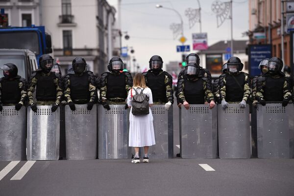 ベラルーシ首都ミンスクで行われた、大統領選の結果に抗議するデモに参加した女性 - Sputnik 日本