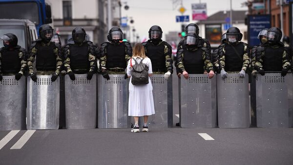 Участница несанкционированной акции оппозиции Марш единства и сотрудники милиции на улице в Минске - Sputnik 日本