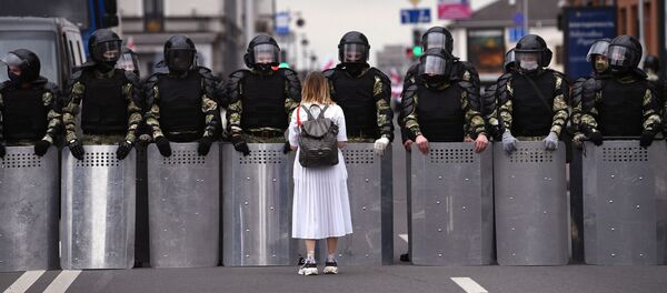 Участница несанкционированной акции оппозиции Марш единства и сотрудники милиции на улице в Минске Участница несанкционированной акции оппозиции Марш единства и сотрудники милиции на улице в Минске - Sputnik 日本