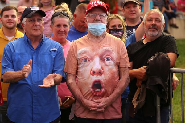 9月8日、米ノースカロライナ州のスミス・レイノルズ空港でトランプ大統領が開いた選挙集会に、トランプ大統領の顔が描かれたシャツを着て参加する支持者 - Sputnik 日本