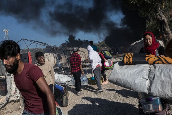 火災が発生したギリシャのレスボス島にある移民収容施設「モリア」から避難する難民ら - Sputnik 日本
