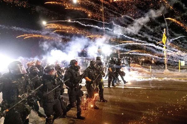 9月5日、米オレゴン州ポートランド行われた人種差別に反対するBLM(Black Lives Matter)運動で、デモ隊を追い払う警察官ら 9月5日、米オレゴン州ポートランド行われた人種差別に反対するBLM(Black Lives Matter)運動で、デモ隊を追い払う警察官ら - Sputnik 日本