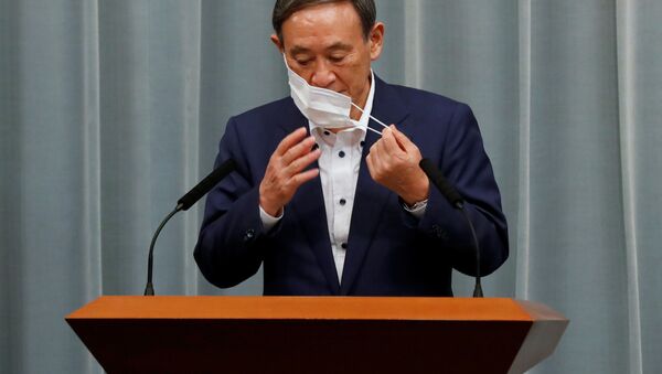 Генеральный секретарь Кабинета министров Японии Есихидэ Суга во время пресс-конференции  - Sputnik 日本