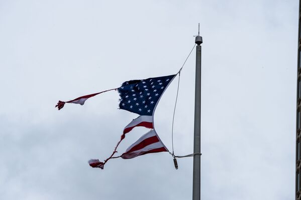 9月16日、米アラバマ州モービルで、ハリケーン「サリー」によって引き裂かれた星条旗 - Sputnik 日本