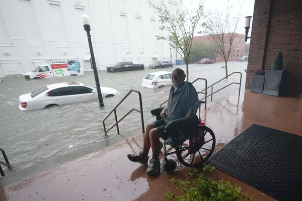 9月16日、米アラバマ州ガルフショアーズで、冠水した道路を眺める男性 9月16日、米アラバマ州ガルフショアーズで、冠水した道路を眺める男性 - Sputnik 日本