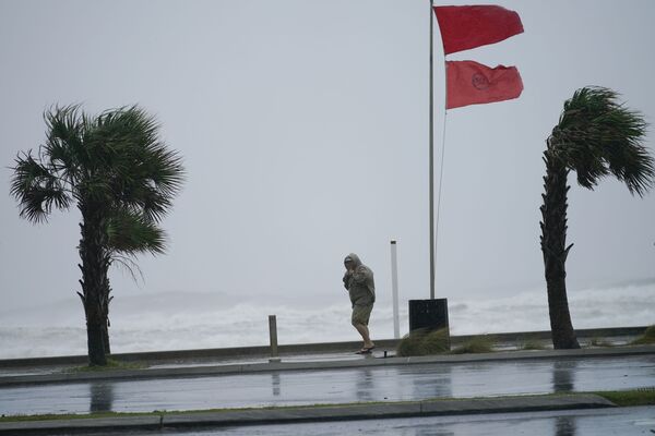 9月15日、米アラバマ州ガルフショアーズで、ハリケーン「サリー」が上陸する中海沿いを歩く男性 - Sputnik 日本