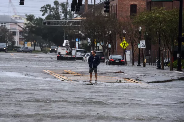 9月16日、米フロリダ州ペンサコーラで、冠水した道路を歩く男性 9月16日、米フロリダ州ペンサコーラで、冠水した道路を歩く男性 - Sputnik 日本