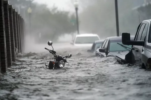 9月16日、米フロリダ州ペンサコーラで、ハリケーン「サリー」による洪水で水没した車とバイク 9月16日、米フロリダ州ペンサコーラで、ハリケーン「サリー」による洪水で水没した車とバイク - Sputnik 日本