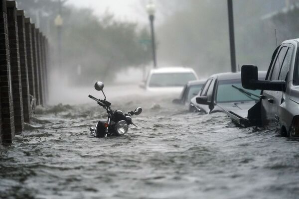 9月16日、米フロリダ州ペンサコーラで、ハリケーン「サリー」による洪水で水没した車とバイク - Sputnik 日本