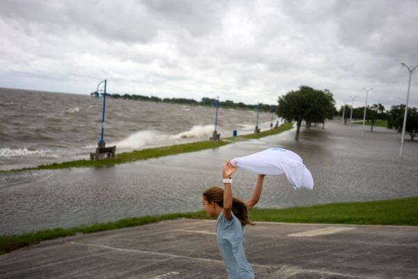 9月15日、米ルイジアナ州ニューオーリンズで、ハリケーン「サリー」が上陸する中公園で遊ぶ少女 - Sputnik 日本