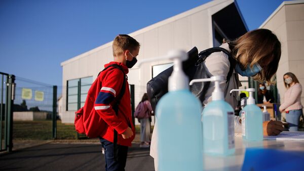 Дети в масках чистят руки в первый день школы во Франции  - Sputnik 日本