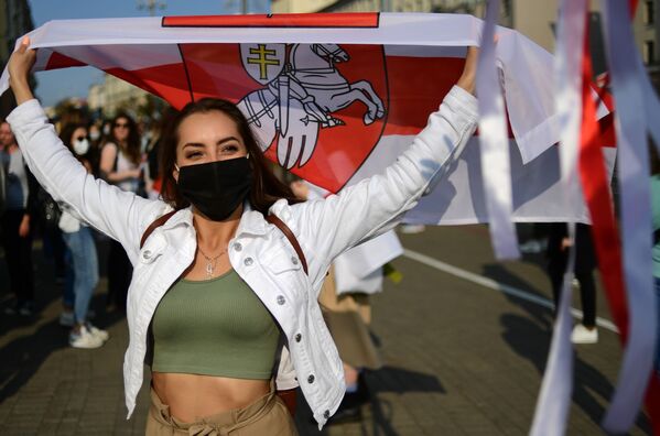 ベラルーシ首都ミンスクで、大統領選の結果をめぐる抗議デモに参加する女性 - Sputnik 日本