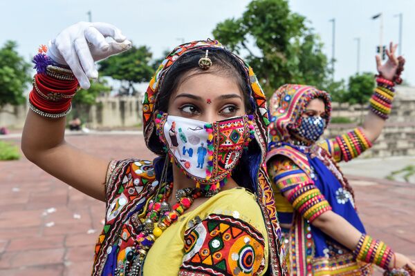 9月12日、インド西部アフマダーバードで、来月開催されるヒンドゥー教のお祭り「ナヴラトリ」のリハーサルで踊る女性 - Sputnik 日本