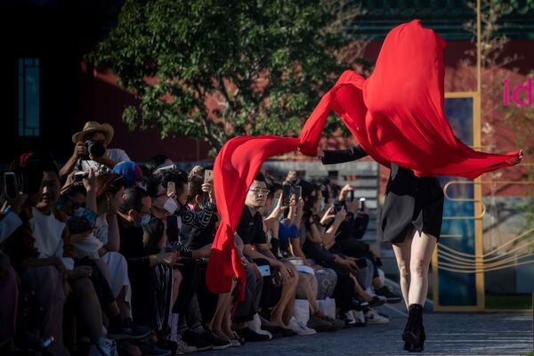 9月16日、中国北京で行われたファッションウィークでランウェイを歩くモデル - Sputnik 日本