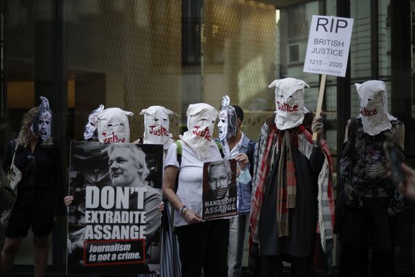 9月14日、英ロンドンの中央刑事裁判所（オールド・ ベイリー）前で抗議デモ行うウィキリークス創設者ジュリアン・アサンジ氏の支持者ら - Sputnik 日本