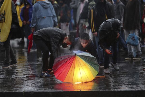 9月16日、エクアドル首都キトで行われた政府の経済政策に抗議するデモで、傘に明かりを灯すデモ隊 - Sputnik 日本