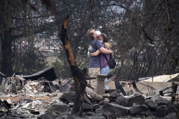 9月15日、米オレゴン州タレントで、山火事によって焼失した自宅前で抱き合う夫婦 - Sputnik 日本