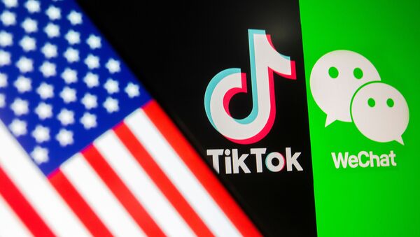 Логотипы TikTok и WeChat на фоне флага США - Sputnik 日本
