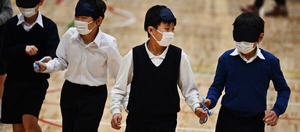 Ученики начальной школы Ariake-nishi Gakuen в медицинских масках Ученики начальной школы Ariake-nishi Gakuen в медицинских масках - Sputnik 日本