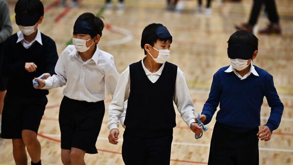 Ученики начальной школы Ariake-nishi Gakuen в медицинских масках - Sputnik 日本