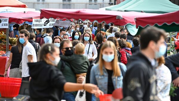 Люди в масках на рынке в Ренне, западная Франция - Sputnik 日本